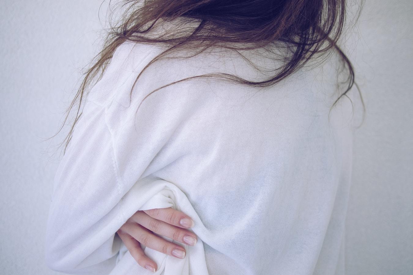 白シャツ 女性