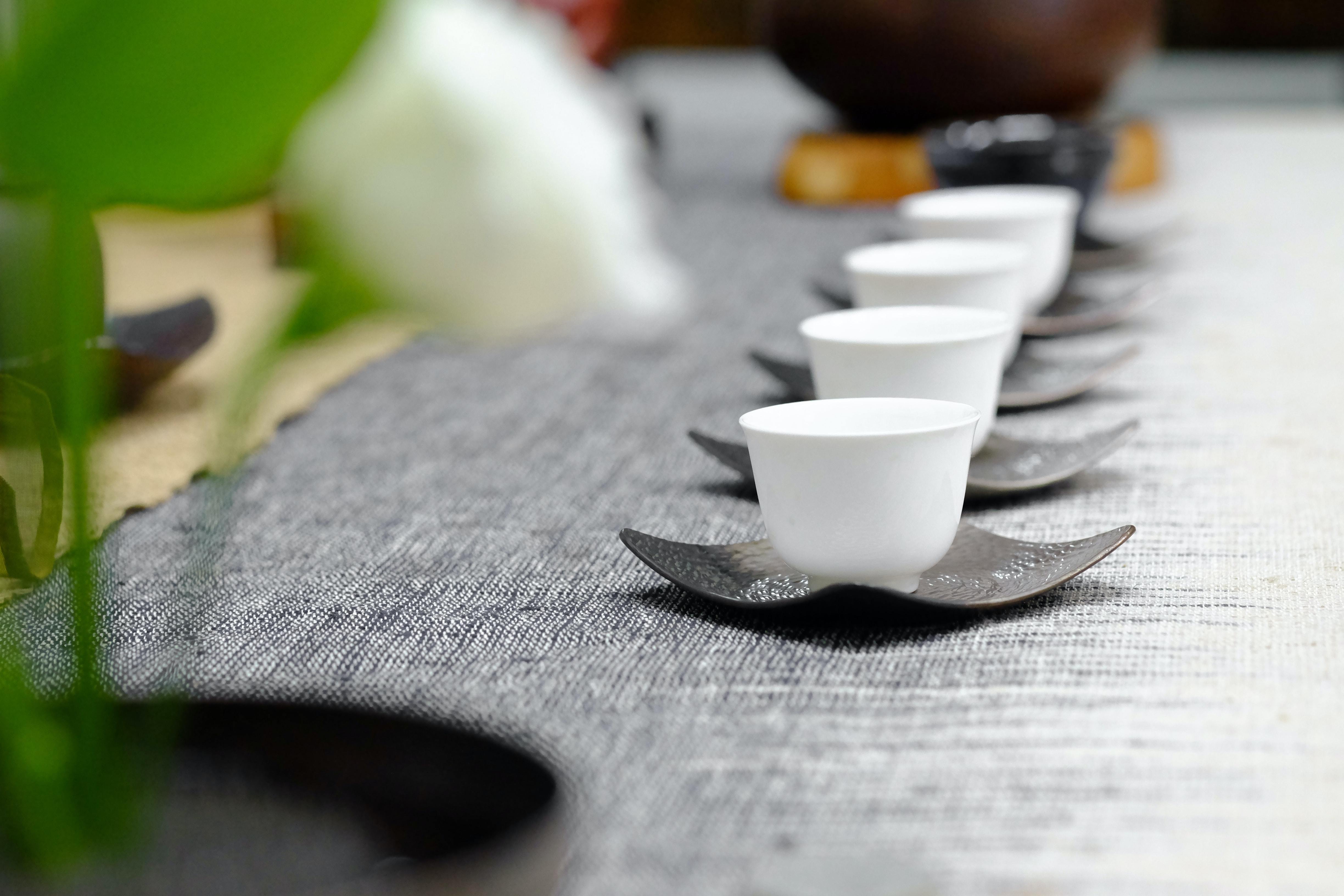 テーブルに並んだ茶器
