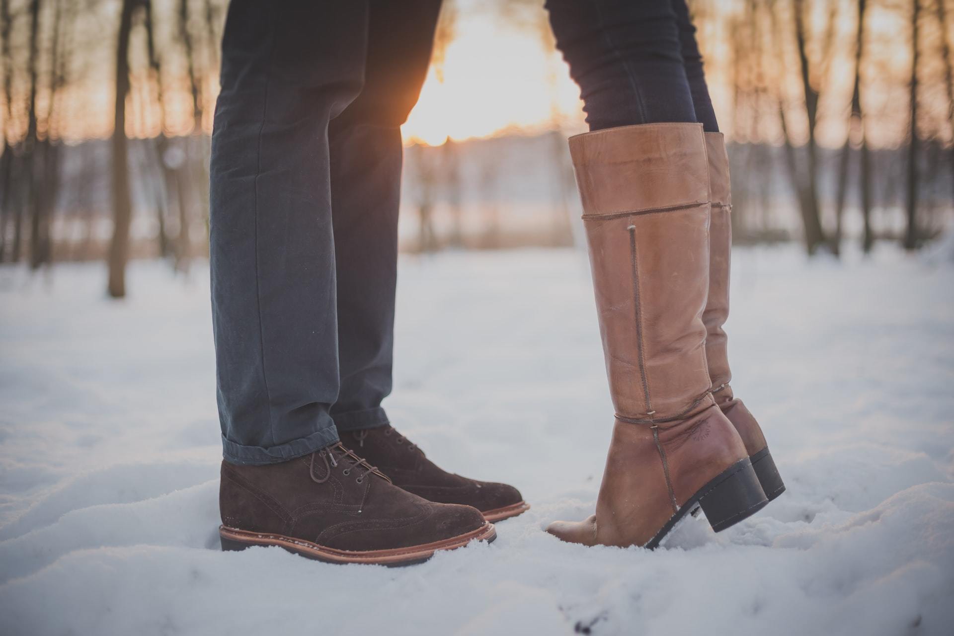 雪の中で向き合うカップルの足元
