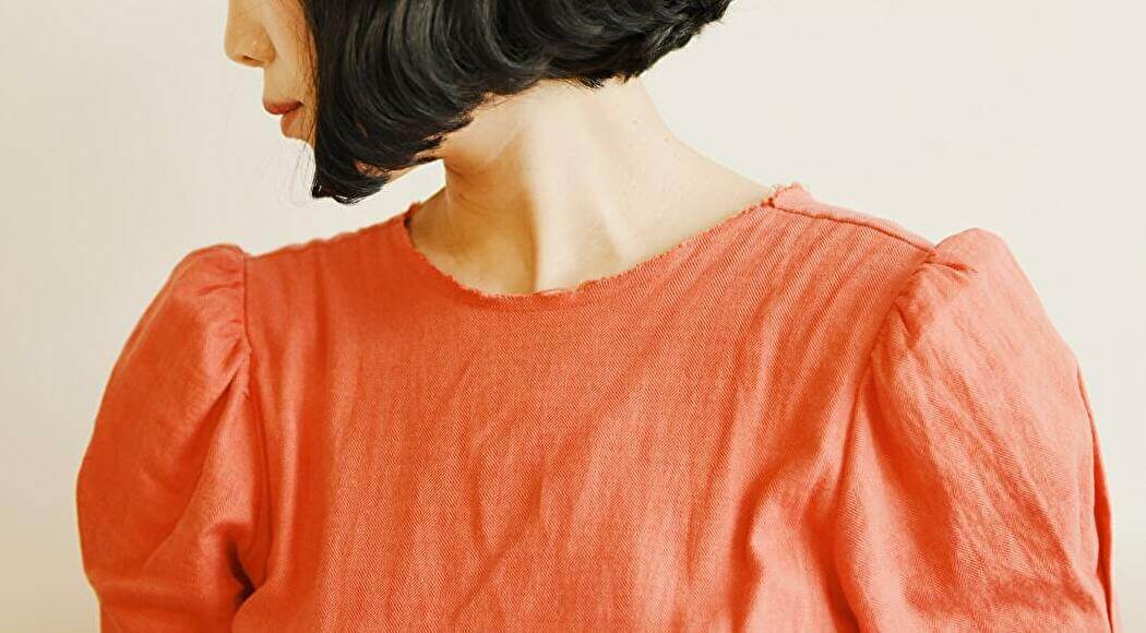 ピンクのトップスを着た女性