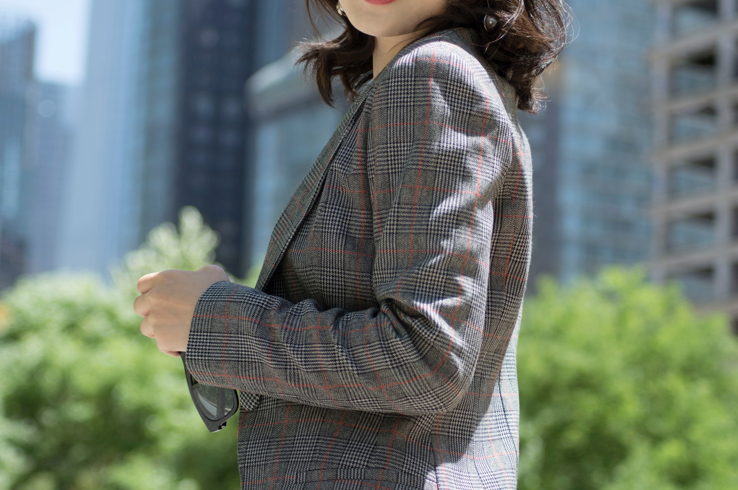 振り返って微笑むスーツを着た女性