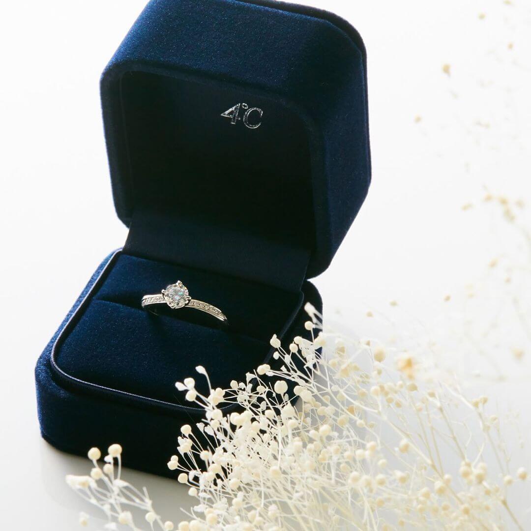 ケースに入った4℃の婚約指輪