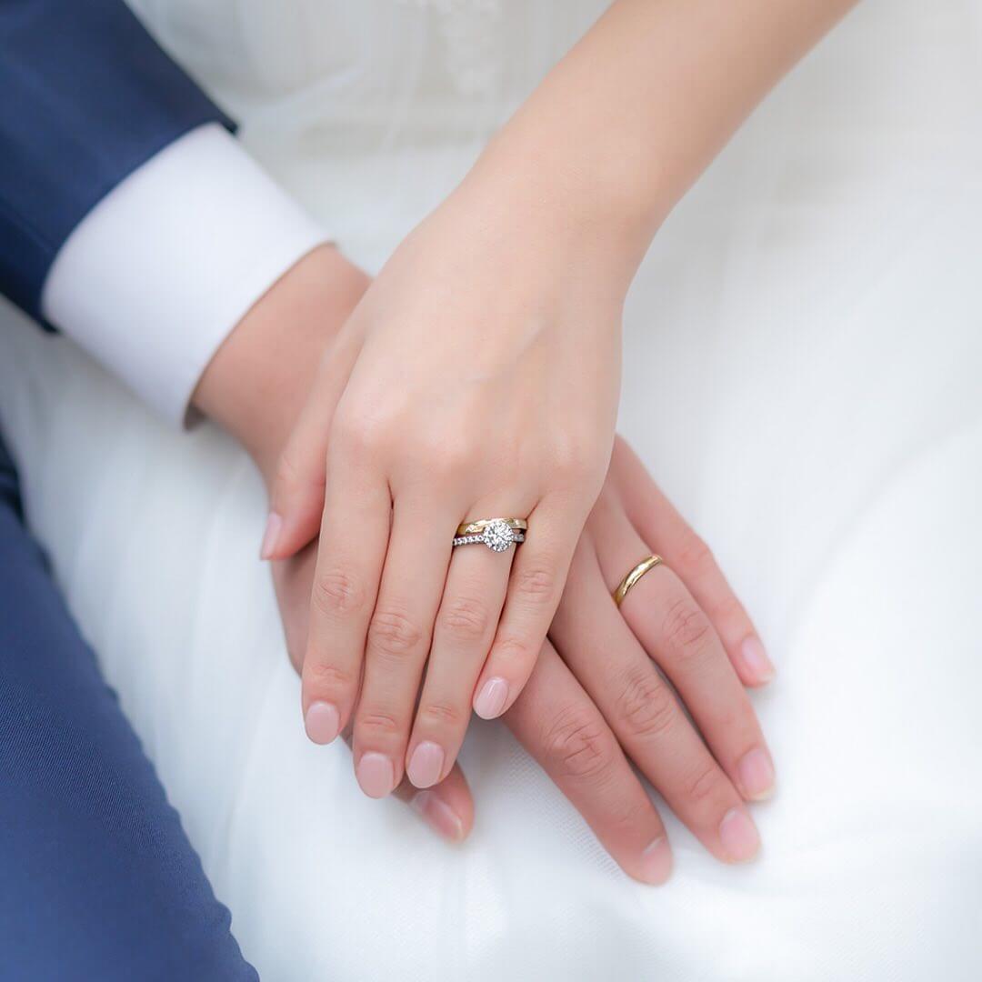 4℃の婚約指輪と結婚指輪を身に着けた夫婦