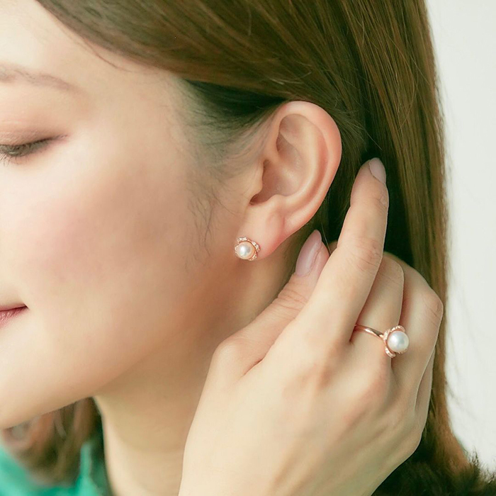 4℃の指輪とピアスを着けた女性