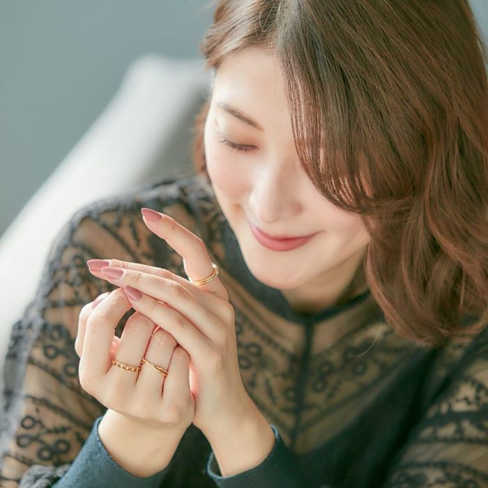 4℃のリングとブラックのレーストップス
