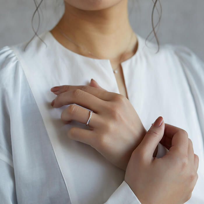 女性の手元に光る4℃のダイヤモンドリング