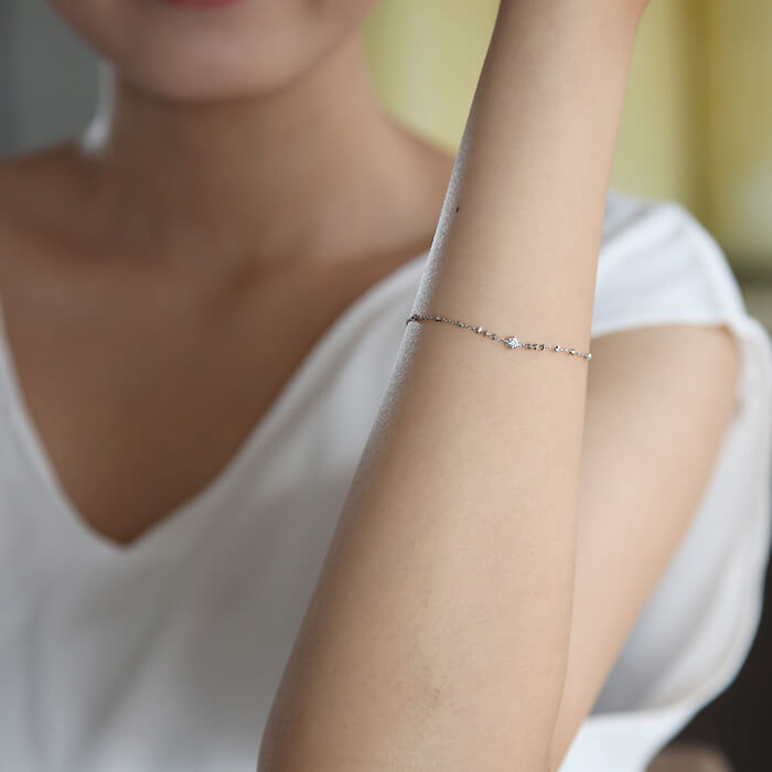 女性の手首に光る4℃のブレスレット