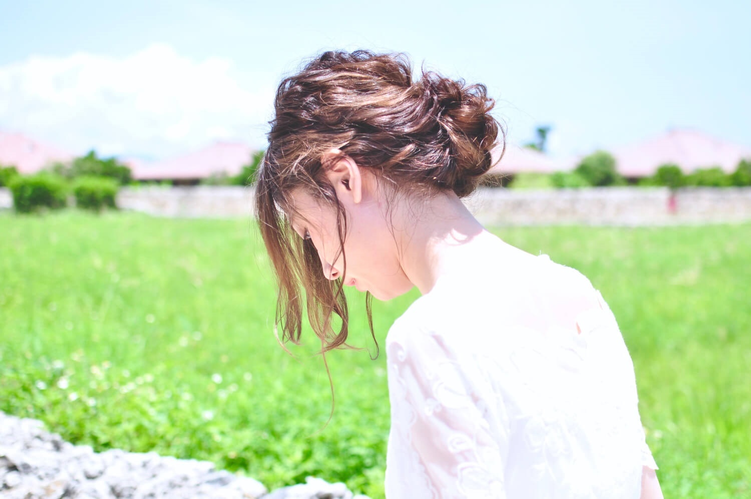 髪をまとめた女性