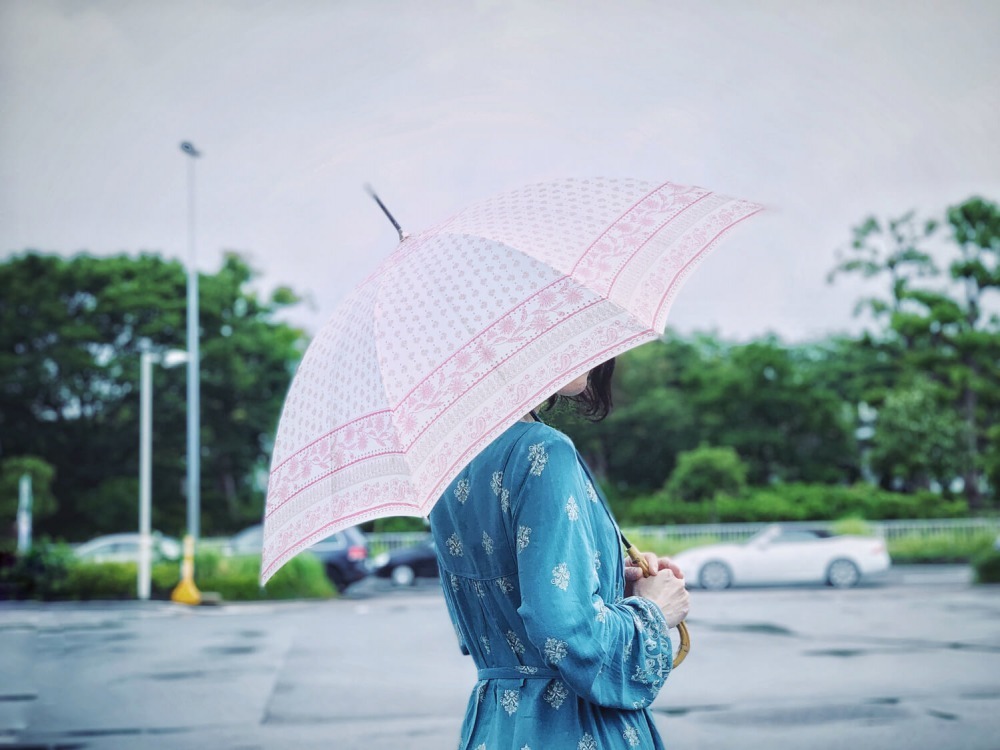 雨の日にでかける女性