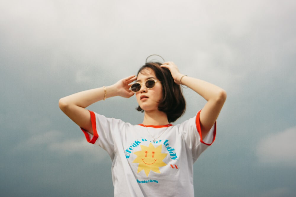 プリントTシャツを着た女性