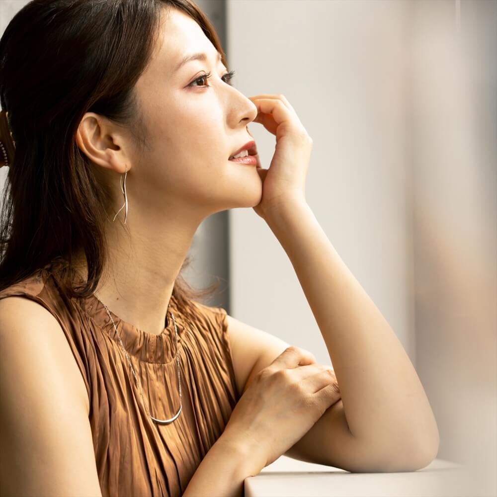 ノースリーブを着た女性と4℃のジュエリー