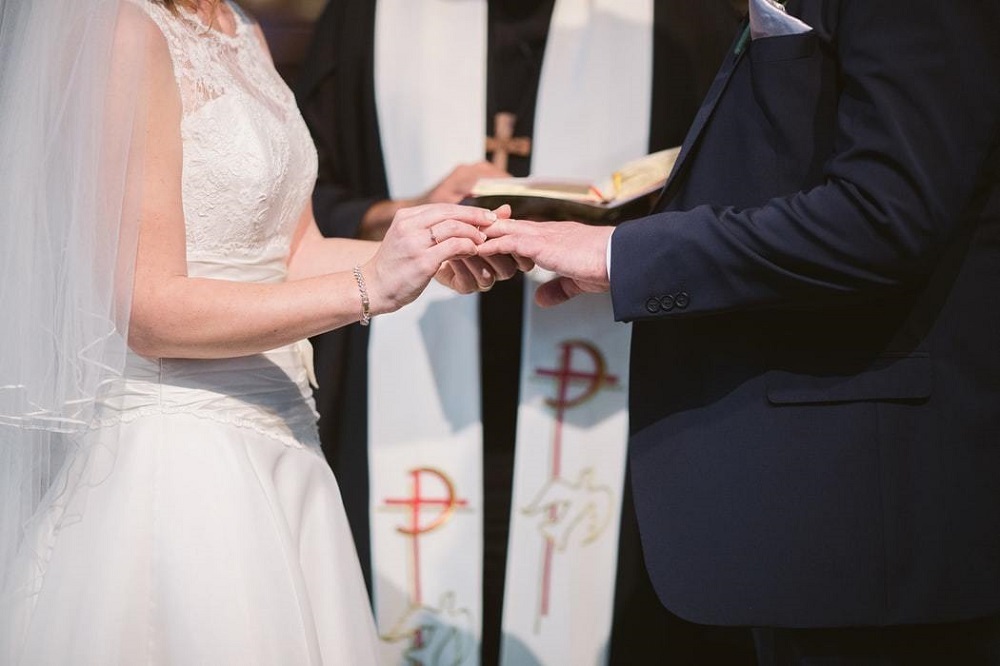 結婚式で指輪の交換をする新郎新婦