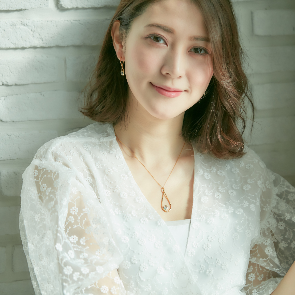 4℃のアクアマリンジュエリーを身に着けた女性