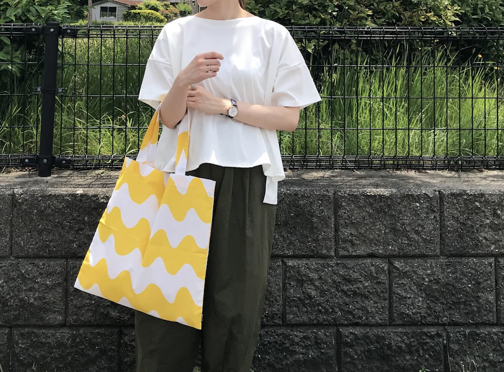 黄色のエコバックを持った女性