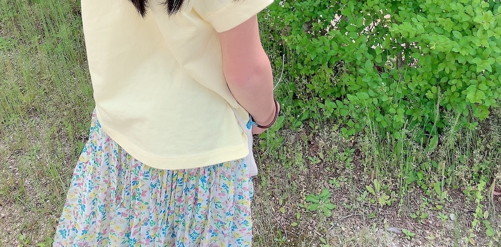 淡いTシャツを着用した女性