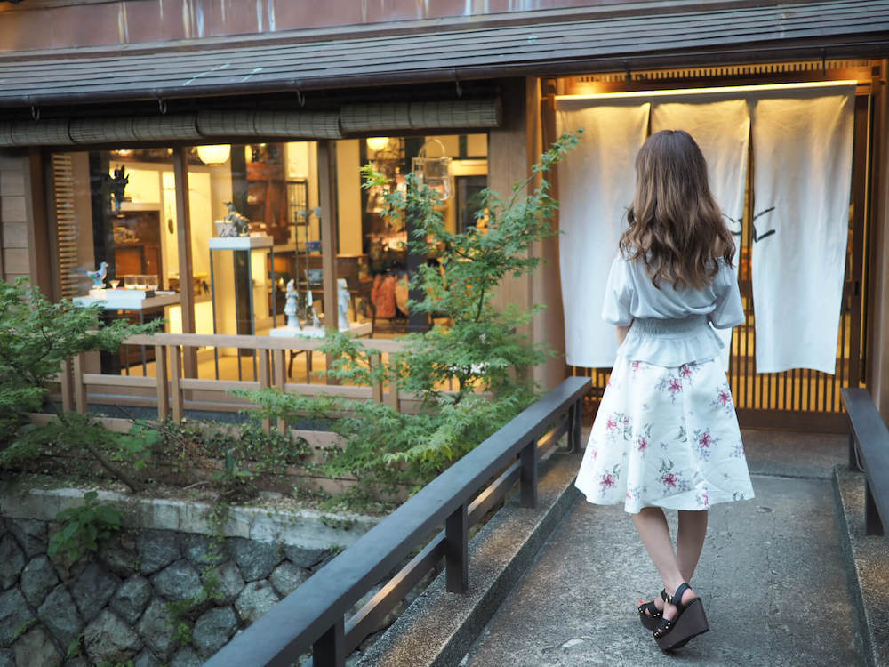 膝丈スカートをはいている女性