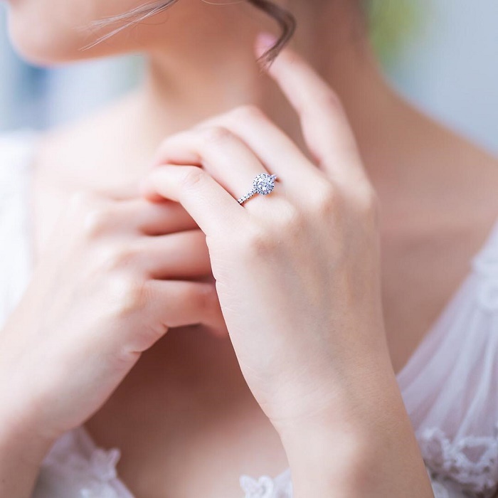 4℃の婚約指輪を身に着ける女性