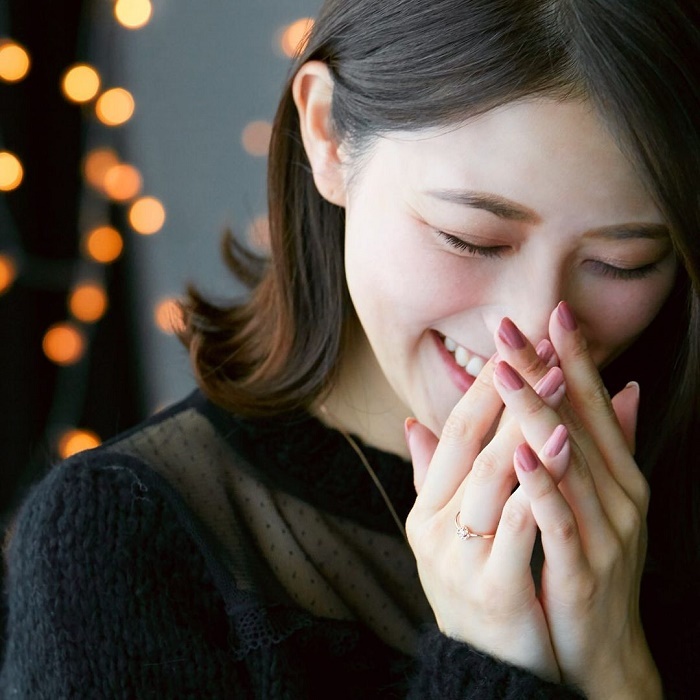 4℃のリングを身に着けている女性