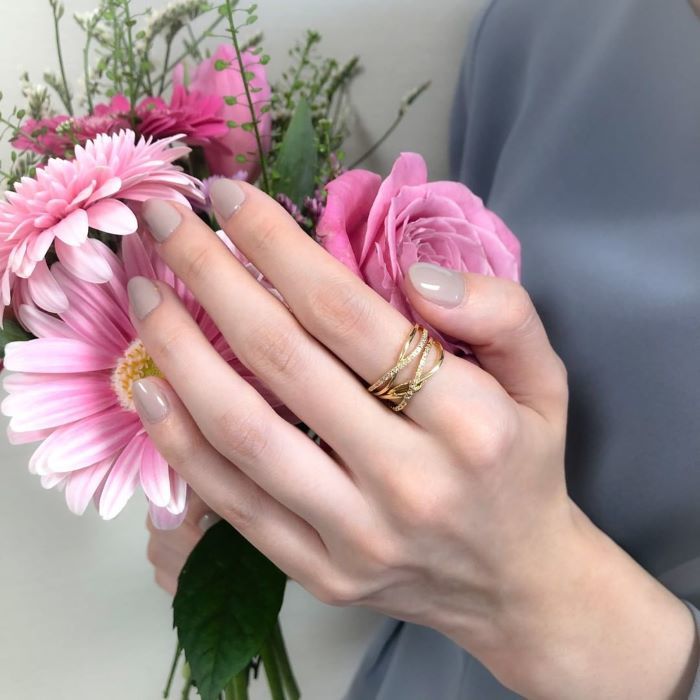 4℃のリングとピンクの花