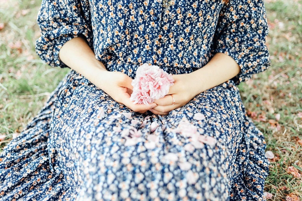 紺の花柄ワンピース