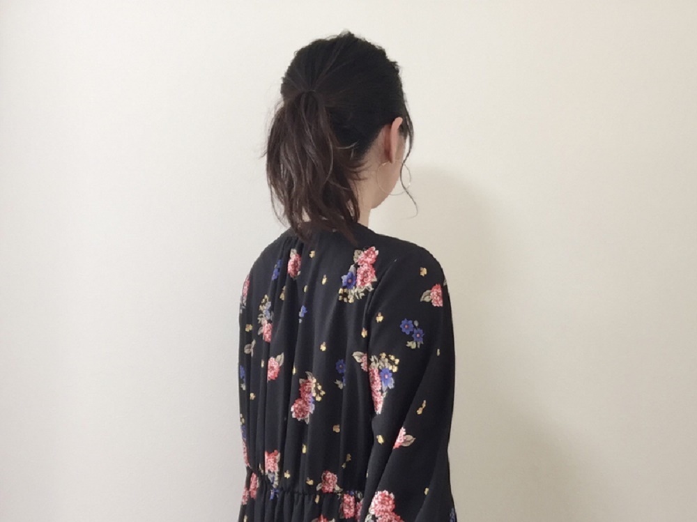 大きな花柄のワンピース