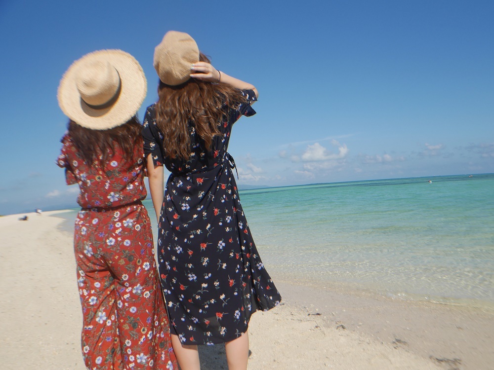 海を眺める女性たち