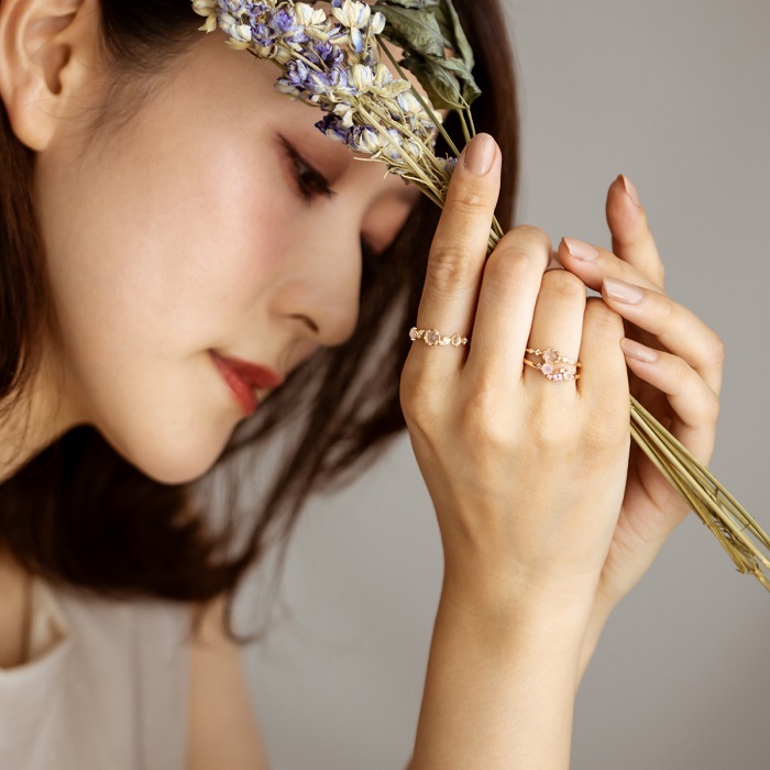 4℃の指輪を身に着けた女性