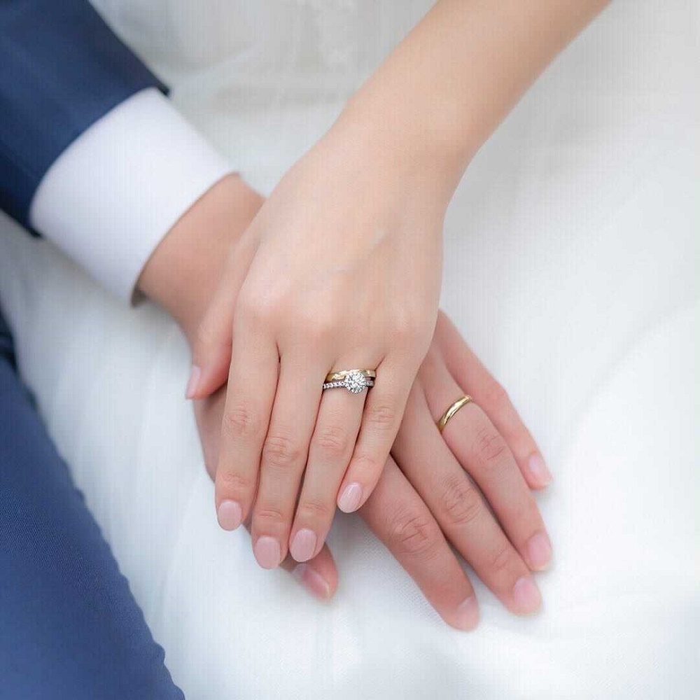 4℃の婚約指輪と結婚指輪を重ね着けする女性