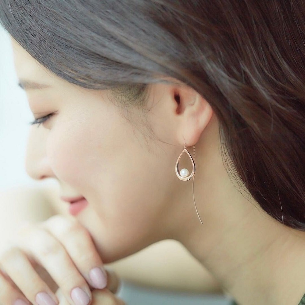 4℃のパールピアスを身に着けている女性
