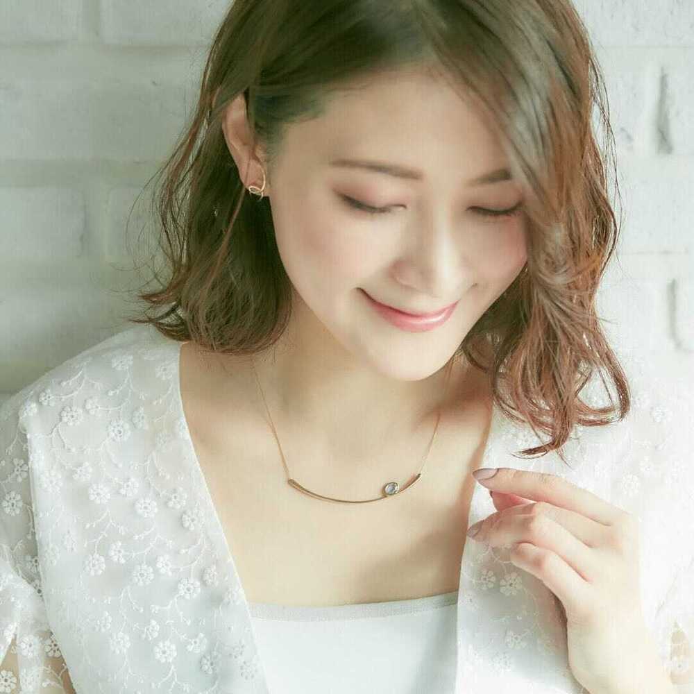 4℃のご褒美しずくモチーフネックレスを身に着けた女性