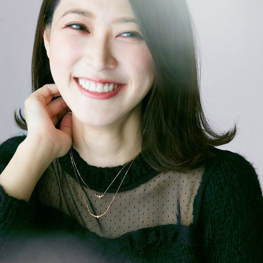 4℃のダイヤモンドネックレスを身に着ける女性