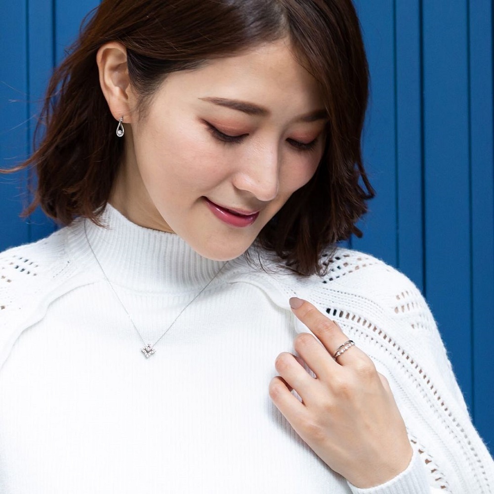 4℃のプレゼントダイヤモンドジュエリーを身に着ける女性