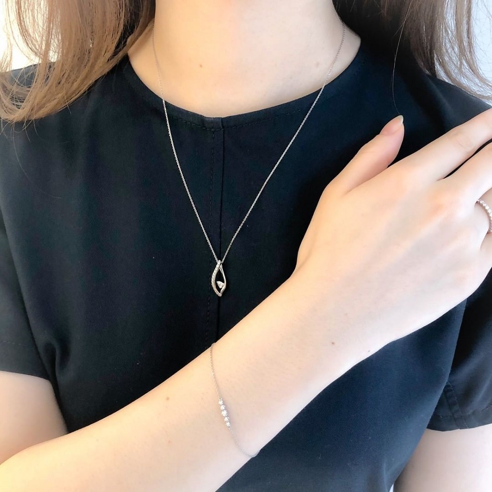 4℃のネックレスとブレスレットを身に着ける女性