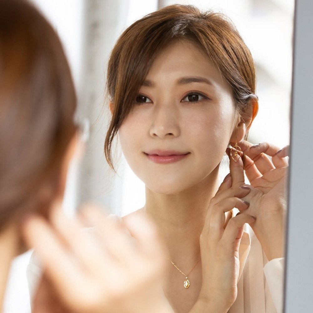 4℃のご褒美ピアスを身に着ける女性
