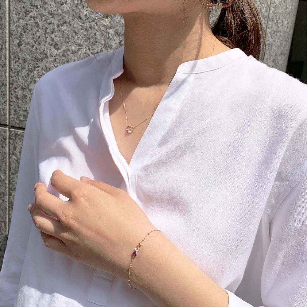 4℃のネックレスとブレスレットを着ける女性