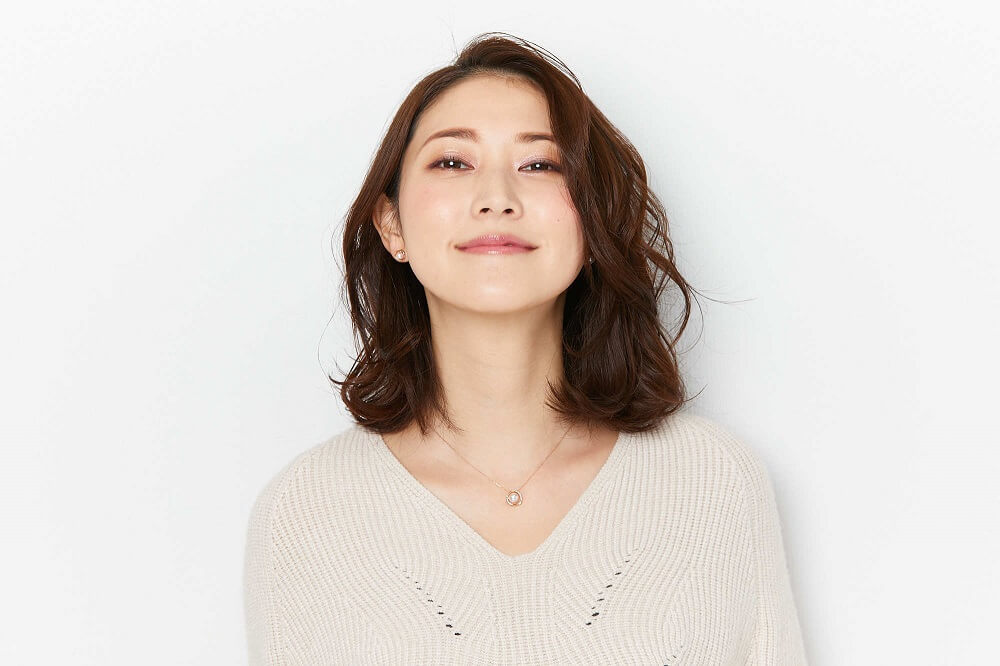 4℃のネックレスを身に着ける女性