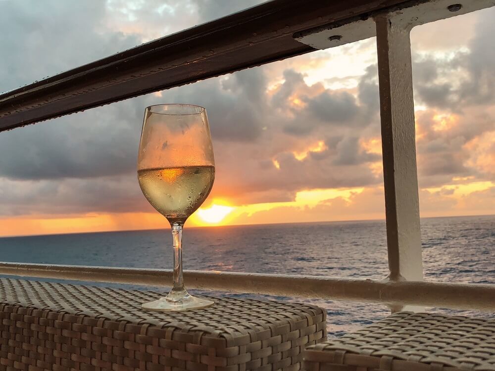 お酒の入ったグラス