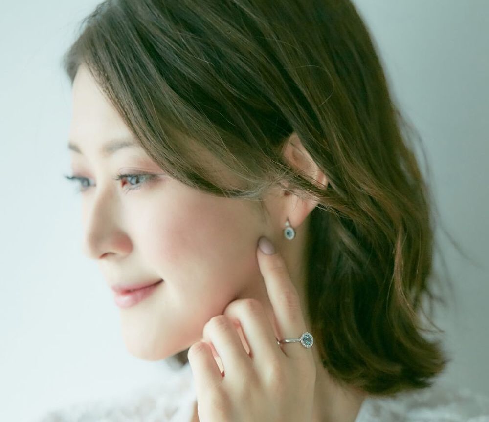 4℃のジュエリーを着けた女性