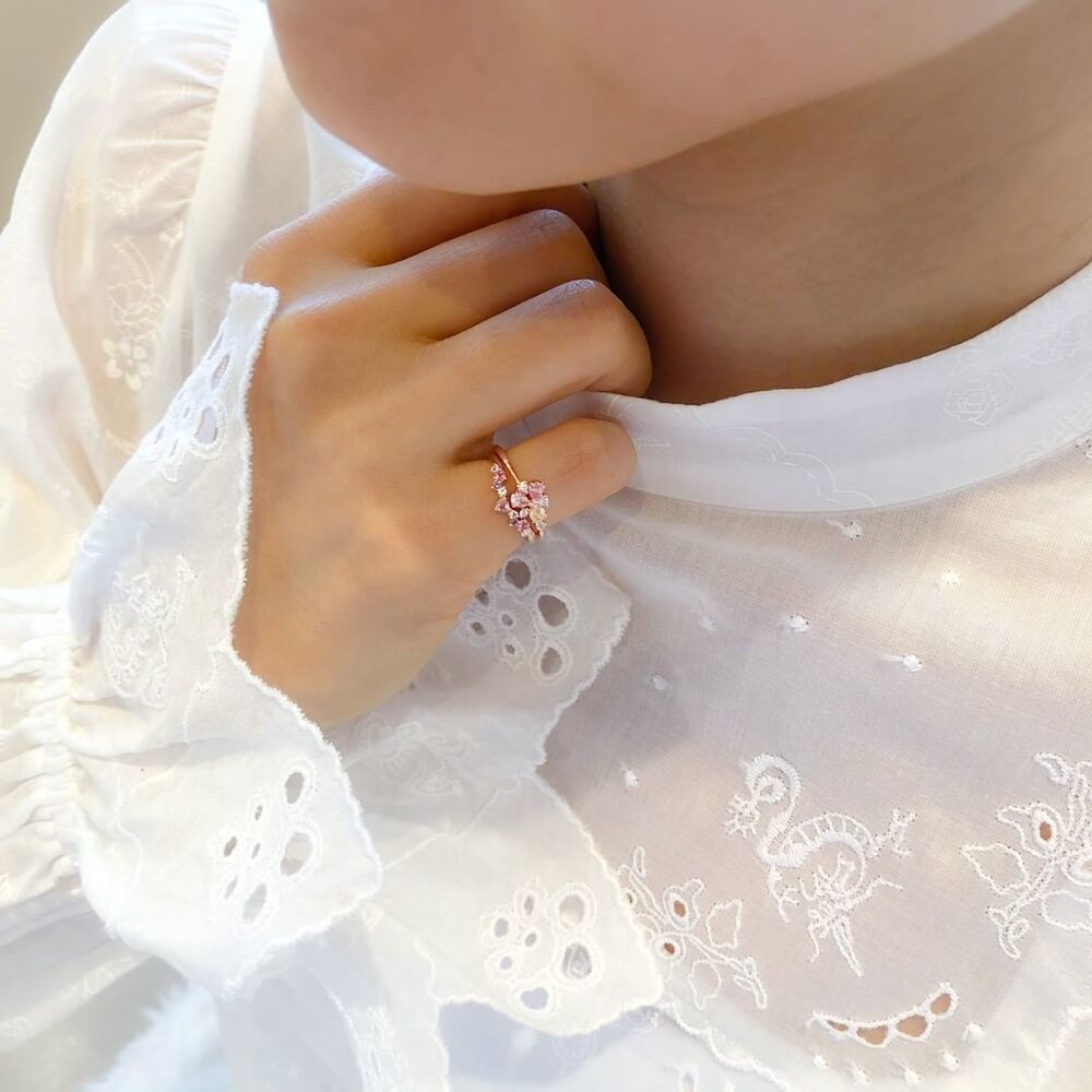 4℃のピンキーリングを重ね着けした女性
