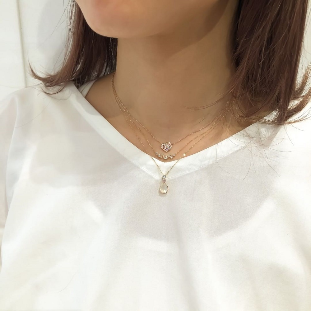 4℃のご褒美ダイヤモンドネックレスを身に着けた女性