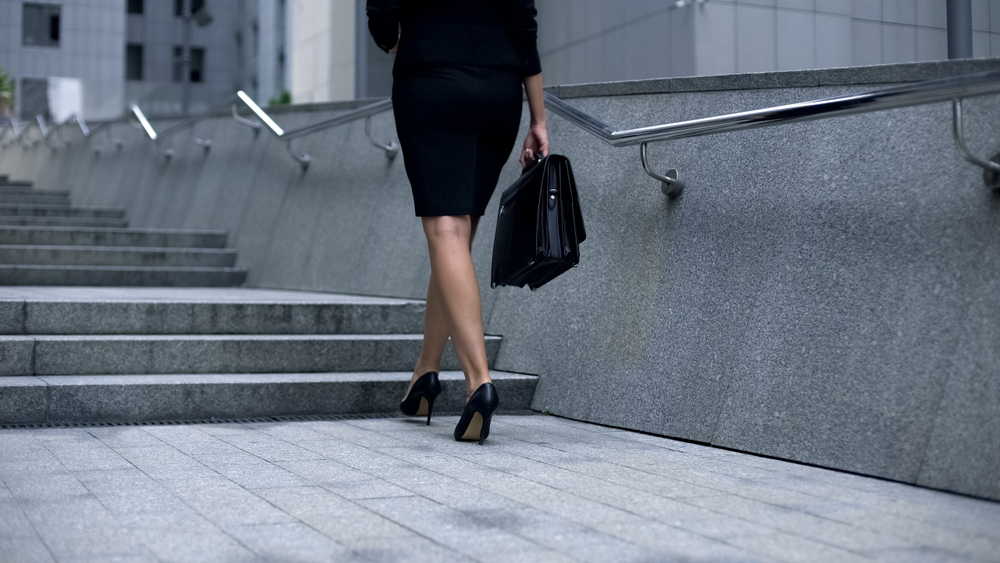 ビジネスバッグを持ち運ぶ女性