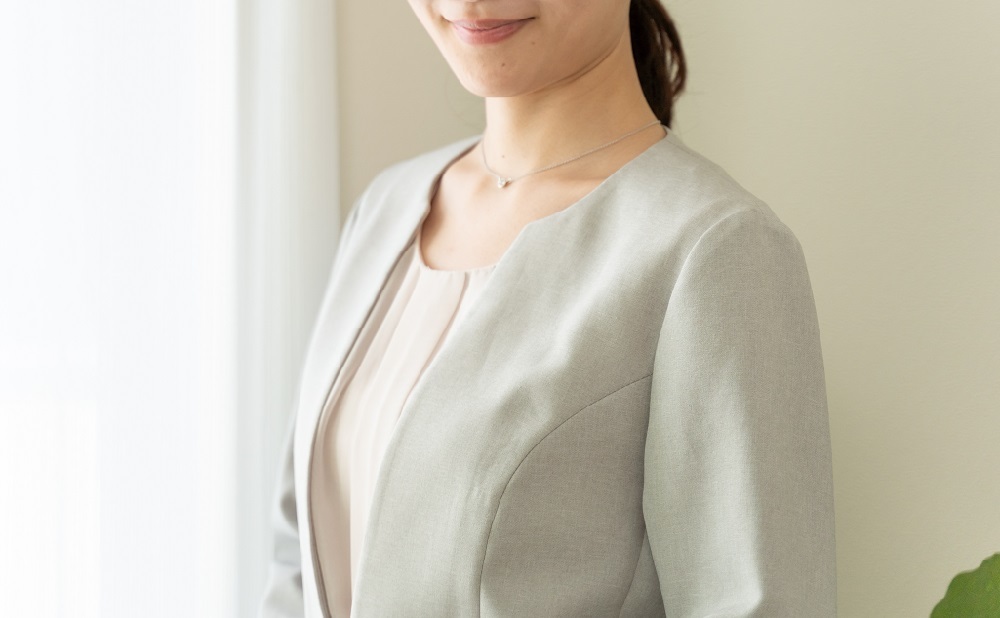 オフィスカジュアルの服装の女性
