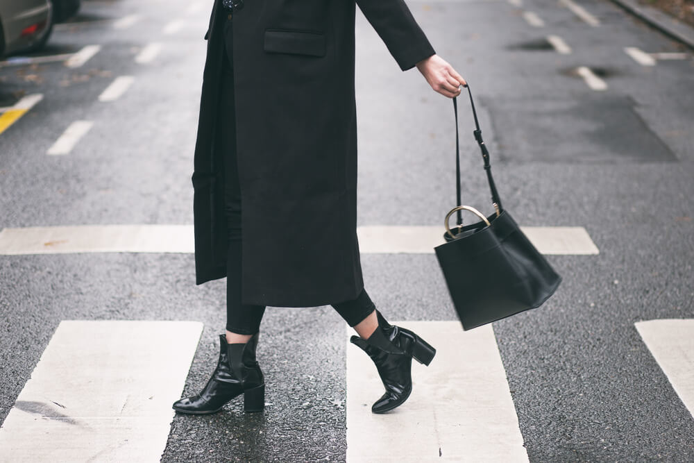 黒のバッグを持つ女性