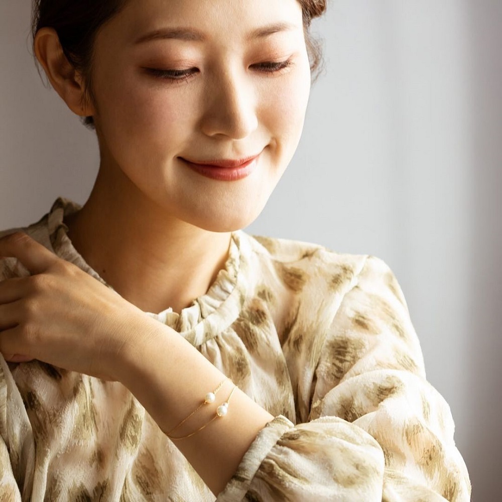 4℃のパールブレスレットを着ける女性