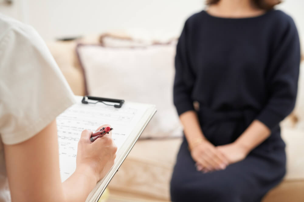 面接を受ける30代の女性
