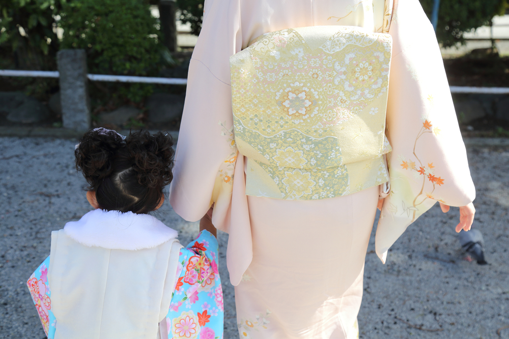 桜色の着物の女性と子ども