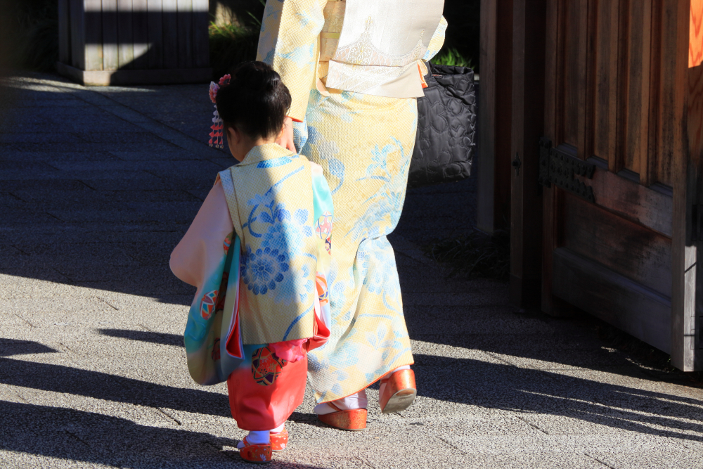 黄色の着物の親子