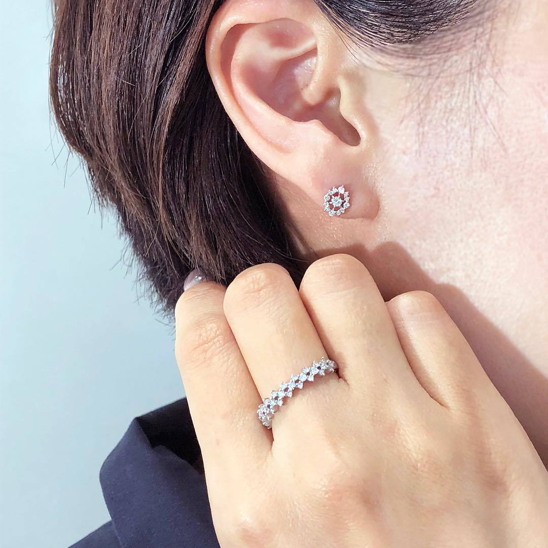 4℃の華やかなプラチナダイヤモンドピアス