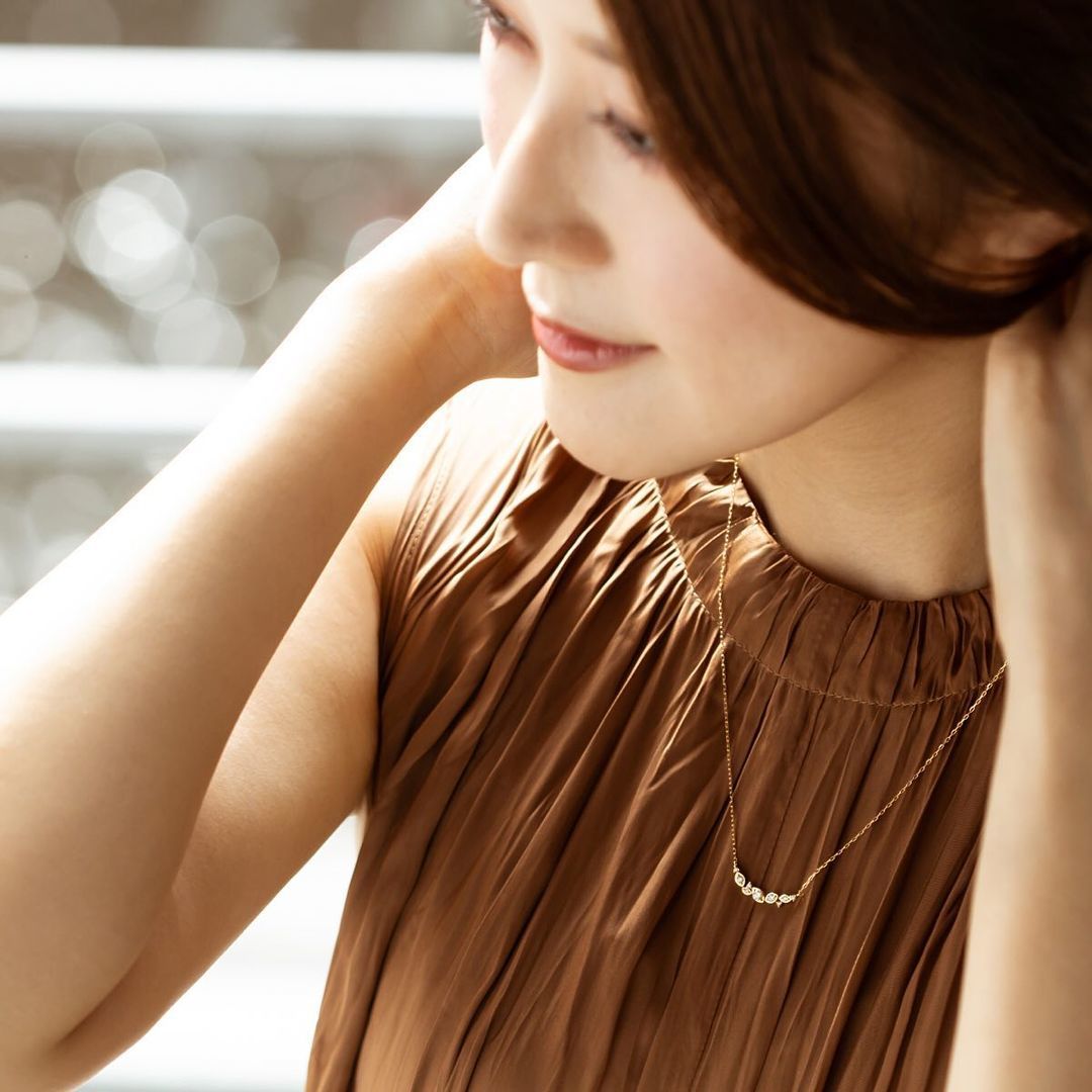 Autumn GARDENの4℃ネックレスを身に着けた女性