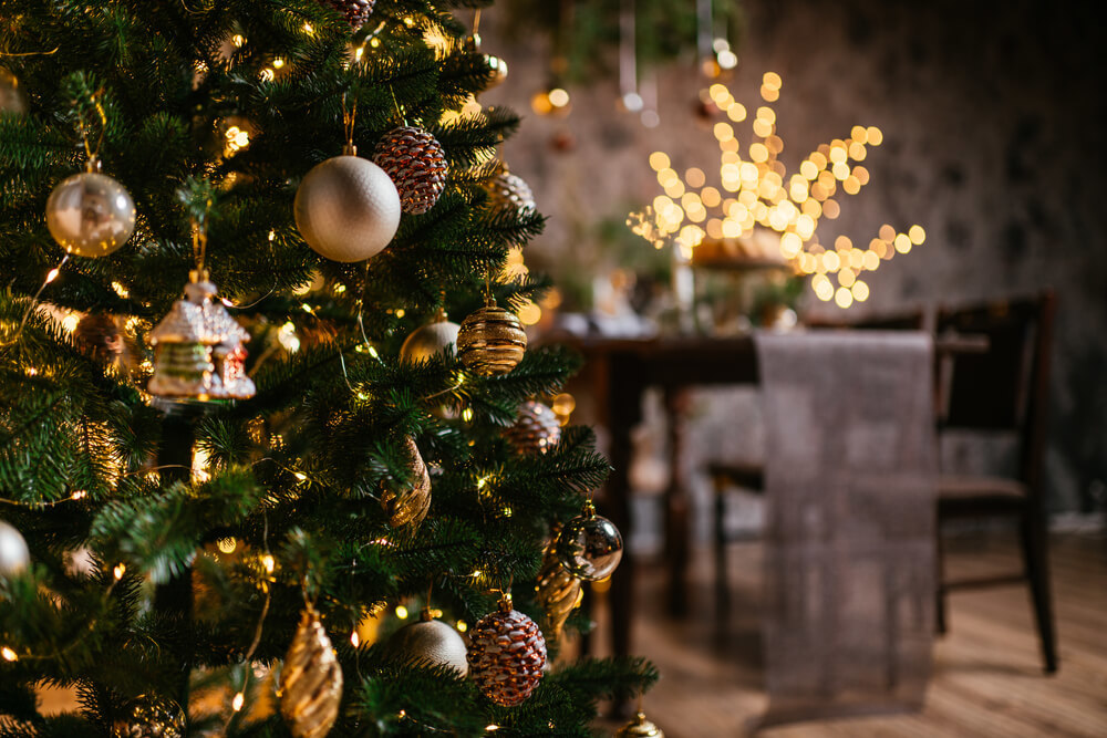クリスマスツリーが飾られた部屋